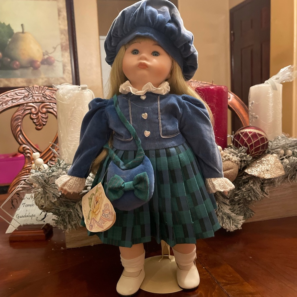 Vintage music doll 1989 Victoria Ashlea Originals designed by Bette Ball - Picture 4 of 15